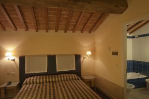 Postel nebo postele na pokoji v ubytování Hotel Arnolfo & Aqua Laetitia Spa & Beauty