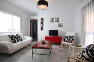 - un salon avec un canapé et une table dans l'établissement Apartamento VELADOR del Sur by Cadiz4Rentals, à Cadix