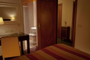 Postel nebo postele na pokoji v ubytování Hotel Arnolfo & Aqua Laetitia Spa & Beauty