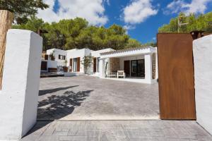 Villa mit Blick auf den Innenhof in der Unterkunft VILLA CAN MASS Architect Country Villa in Sant Rafael de Sa Creu