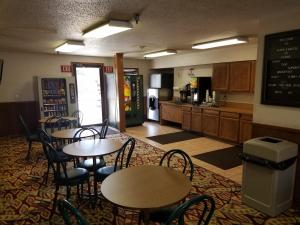 Kuchyň nebo kuchyňský kout v ubytování Super 8 by Wyndham Plano/Dallas Area