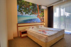 ein Schlafzimmer mit einem Bett und einem Gemälde an der Wand in der Unterkunft Stella Del Mare Guest House in Kiten