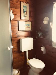 baño con aseo y paredes de madera en Villa Rosemada, Mondello, en Palermo