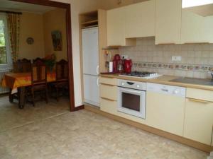 Η κουζίνα ή μικρή κουζίνα στο Gite avec vue dominante +6 φωτογραφίες