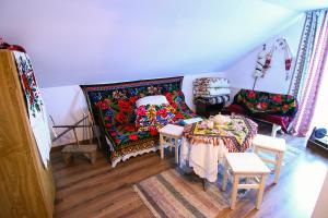 a living room with a couch and a table at Lacrima Izei in Săcel