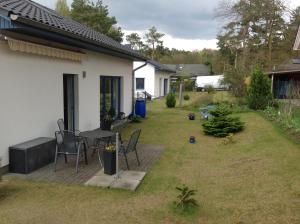 eine Terrasse mit einem Tisch und Stühlen im Hof in der Unterkunft Klünnersnest Graal Müritz in Graal-Müritz