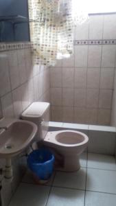 y baño con aseo y lavamanos. en Hospedaje Centro en Huancayo