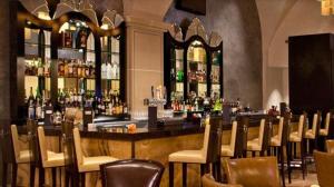 eine Bar mit einem Haufen Stühle in einem Zimmer in der Unterkunft Casino del Sol Resort Tucson in Tucson