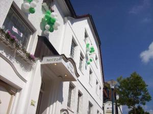 a bunch of green and white balloons on the side of a building at Hotel Am Markt in Arnsberg
