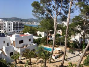 - une vue aérienne sur un complexe avec une piscine dans l'établissement Chalet Torralba - Villa at Hotel Osiris, à Sant Antoni de Portmany