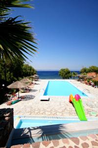 une grande piscine à côté de l'océan dans l'établissement Viva Mare Hotel & Spa, à Mithimna