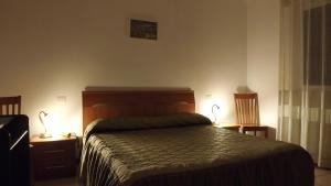 1 dormitorio con 1 cama y 2 lámparas en las mesas en Casablanca, en Trebaseleghe