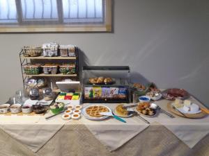una mesa con algo de comida encima en Albergo Residence Isotta, en Veruno