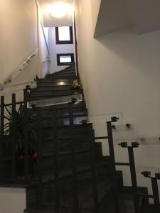 un escalier avec quelques marches dans un bâtiment dans l'établissement Appartamento Vittoria, à Vittoria