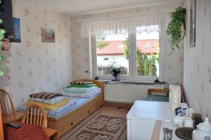 mały pokój z łóżkiem i oknem w obiekcie Budziar - kwatery nad morzem w mieście Darłowo