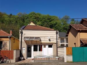 una casa blanca con una puerta en un patio en Hostel Beko en Valjevo