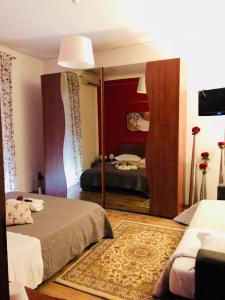 1 Schlafzimmer mit 2 Betten und einem Spiegel in der Unterkunft Corso 126 Guest House Salerno in Salerno