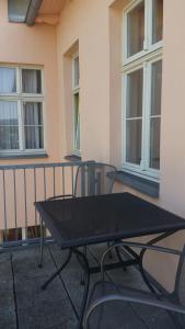 una mesa negra y sillas en el balcón en Villa Bellevue Ferienwohnung 6, en Ahlbeck
