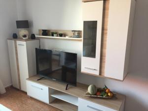 A television and/or entertainment centre at Apartament La Bonita