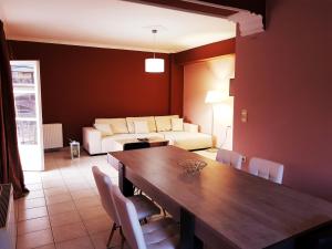 ein Wohnzimmer mit einem Tisch und einem Sofa in der Unterkunft Mojo modern apartment in Alikanas