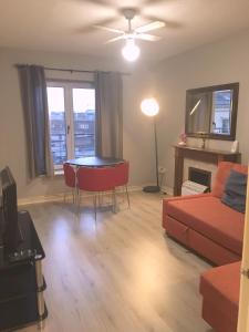 Гостиная зона в Cozy apartment next to Dublin Castle