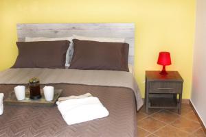 En eller flere senge i et værelse på Souzana Rooms