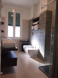 ボルディゲーラにあるLa Casa Della Ziaのバスルーム(洗面台2台、トイレ、シャワー付)