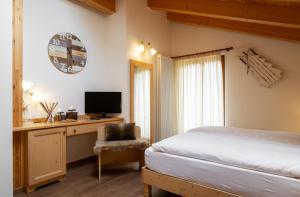 TV a/nebo společenská místnost v ubytování Hotel Chalet Giasenei