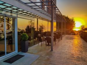 Matahari terbit atau terbenam yang dilihat dari hotel atau berdekatan