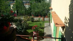 a view of a garden from the balcony of a house at Appartamento Bellavista in Saline