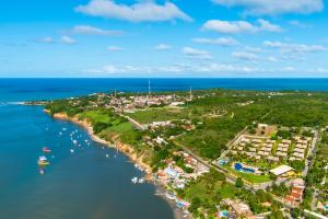 una vista aérea de un complejo y del océano en Pipa Lagoa Hotel, en Pipa