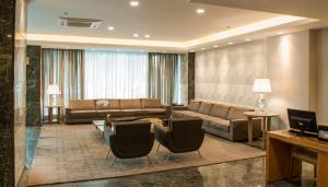 TV a/nebo společenská místnost v ubytování Mirasol Copacabana Hotel