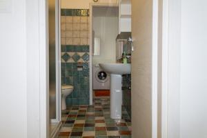 een badkamer met een wastafel en een toilet bij Casa Marina in Milazzo
