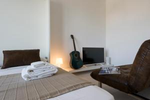 A bed or beds in a room at Little House With Lake View