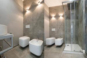A bathroom at Little House With Lake View