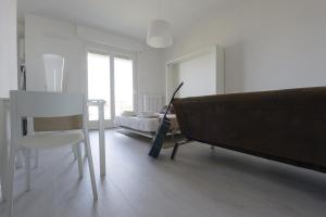 A seating area at Little House With Lake View Még 5 kép