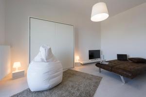A bed or beds in a room at Little House With Lake View