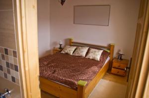 A bed or beds in a room at Harmatcsepp-Vendégház