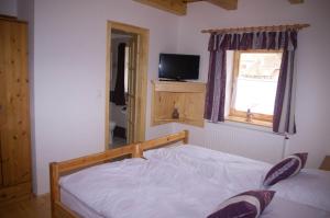 A bed or beds in a room at Harmatcsepp-Vendégház