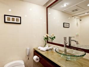 
A bathroom at Rosedale Hotel & Suites Guangzhou
