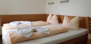 Postel nebo postele na pokoji v ubytování Hotel Děvín