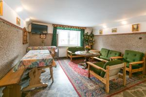 sala de estar con sillas verdes y mesa en Willa Na Potoku, en Zakopane
