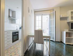 a kitchen with a table and a chair in a room at Apartamento valencia centro in Valencia