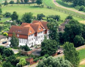 eine Luftansicht eines großen Hauses auf einem Feld in der Unterkunft Hotel ELBRIVERA Alt Prester in Magdeburg
