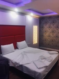 Postel nebo postele na pokoji v ubytování Grand Kayalar Hotel