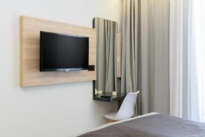 TV a/nebo společenská místnost v ubytování Renieris Hotel