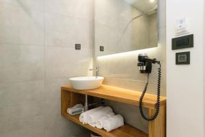 Koupelna v ubytování Renieris Hotel