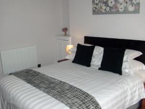 A bed or beds in a room at Lockinbar Holiday Apartments 