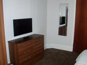 A television and/or entertainment center at Lockinbar Holiday Apartments 