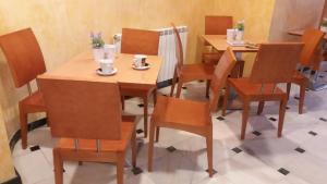 une salle à manger avec des tables et des chaises en bois dans l'établissement Hotel Brezales, à Espejón